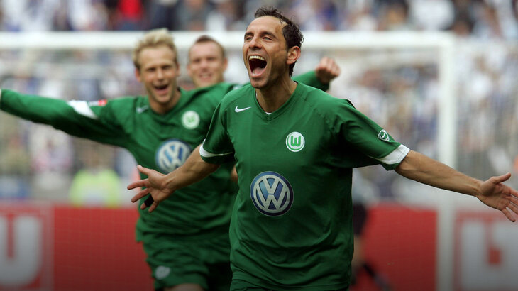Startbildschirm für ein VfL Wolfsburg Wölfe TV Video mit jubelnden VfL Spielern.