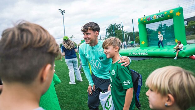 VfL-Wolfsburg-Spieler Lukas Ambros macht Selfies mit Kindern beim Familienfest.