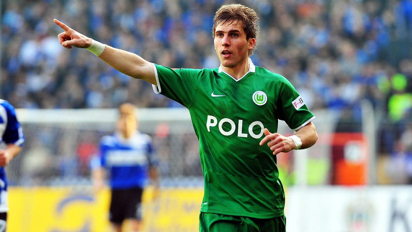 Der ehemalige des VfL Wolfsburg Spieler Peter Pekarik läuft über das Spielfeld und zeigt mit dem Finger in die Luft.