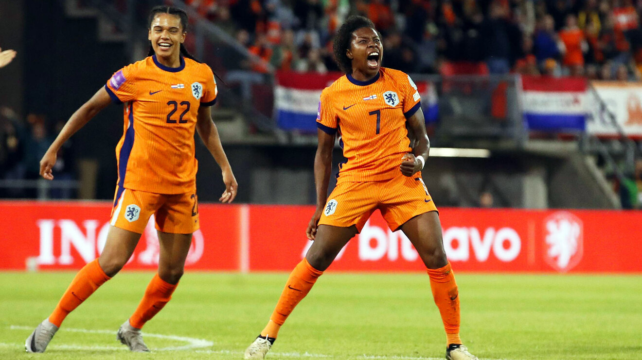 Die VfL-Wolfsburg-Spielerin Lineth Beerensteyn jubelt im Trikot der Nationalmannschaft.