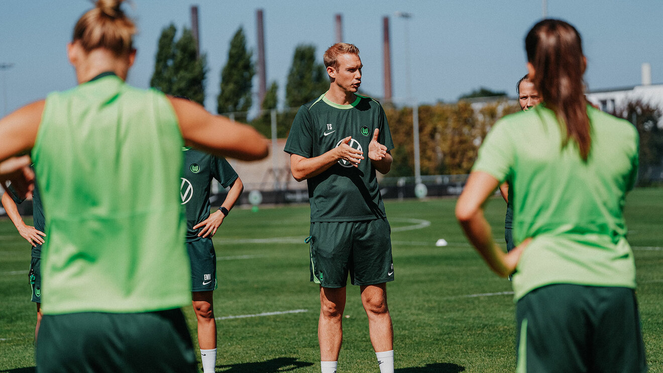 Der VfL-Wolfsburg-Trainer Tommy Stroot gibt Anweisungen.