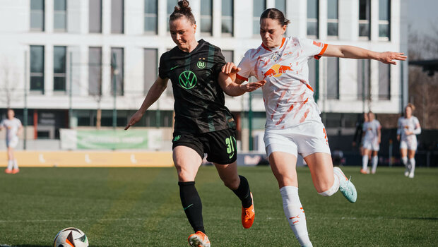 Die VfL-Wolfsburg-Spielerin Marina Hegering im Zweikampf um den Ball.