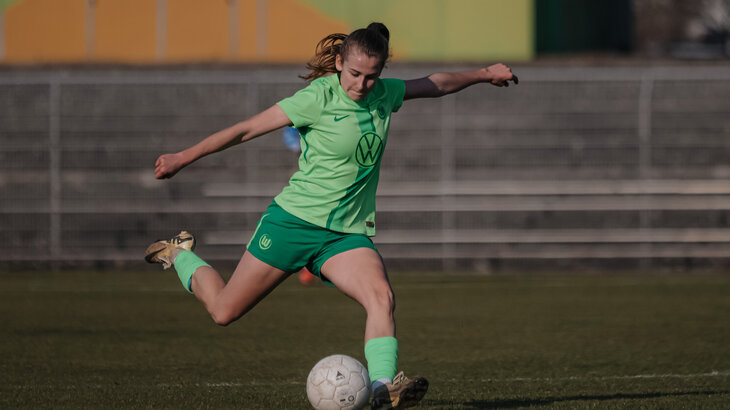 Eine B-Juniorinnen-Spielerin schießt den Ball.