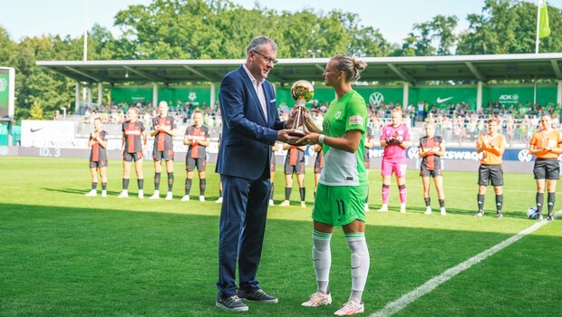 VfL Wolfsburg-Spielerin Alexandra Popp bekommt eine Trophäe von kicker Chefredakteur Jörg Jakob überreicht.