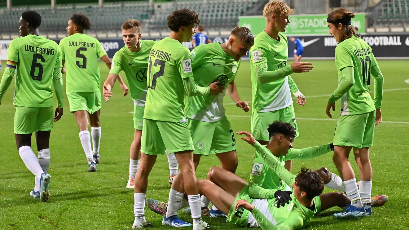 Die Spieler der U19 des VfL Wolfsburg feiern ihren Sieg über Hertha BSC Berlin.