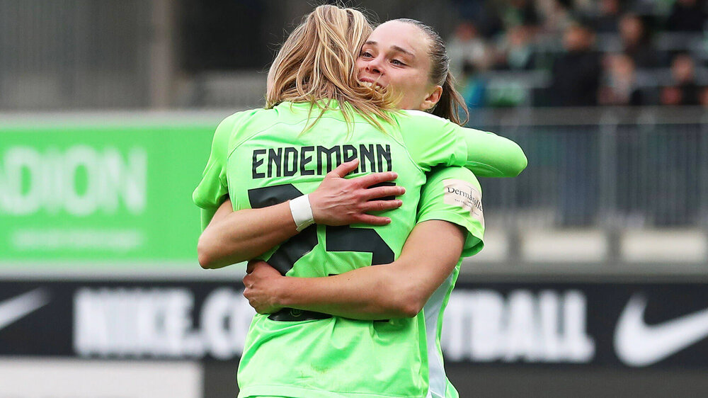 VfL-Spielerinnen Vivien Endemann und Ewa Pajor umarmen sich.