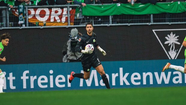 VfL-Wolfsburg-Torhüter Koen Casteels hat den Ball sicher in der Hand im Spiel gegen Köln.