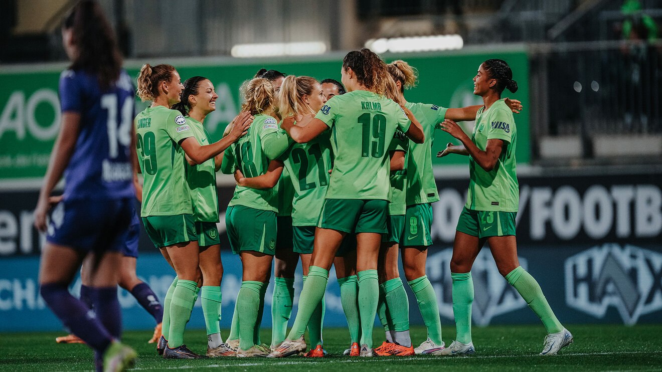 Die Spielerinnen vom VfL-Wolfsburg freuen sich und fallen sich gegenseitig in die Arme..