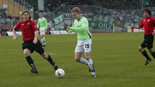 Ein historisches Bild einer Partie des VfL Wolfsburg gegen SV Werder Bremen.