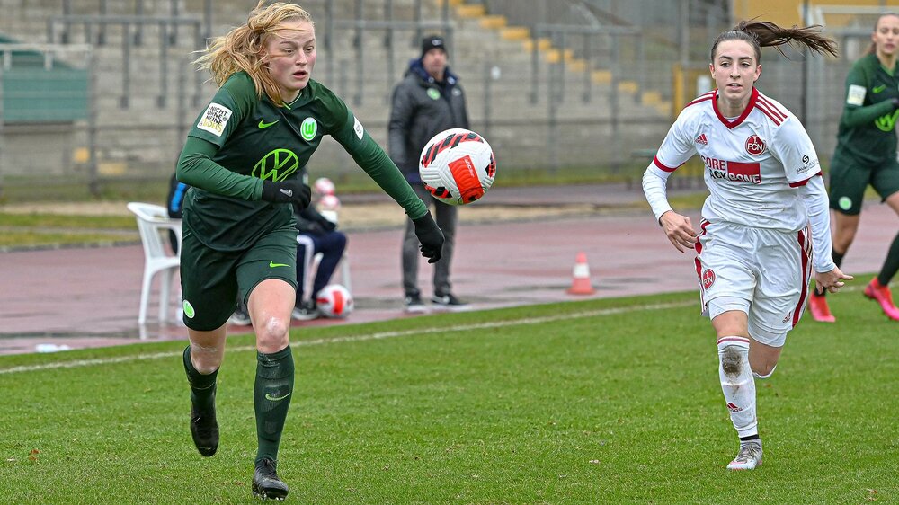 Eine Spielerin der VfL Wolfsburg U 20 Frauenmannschaft in einem Zweikampf.