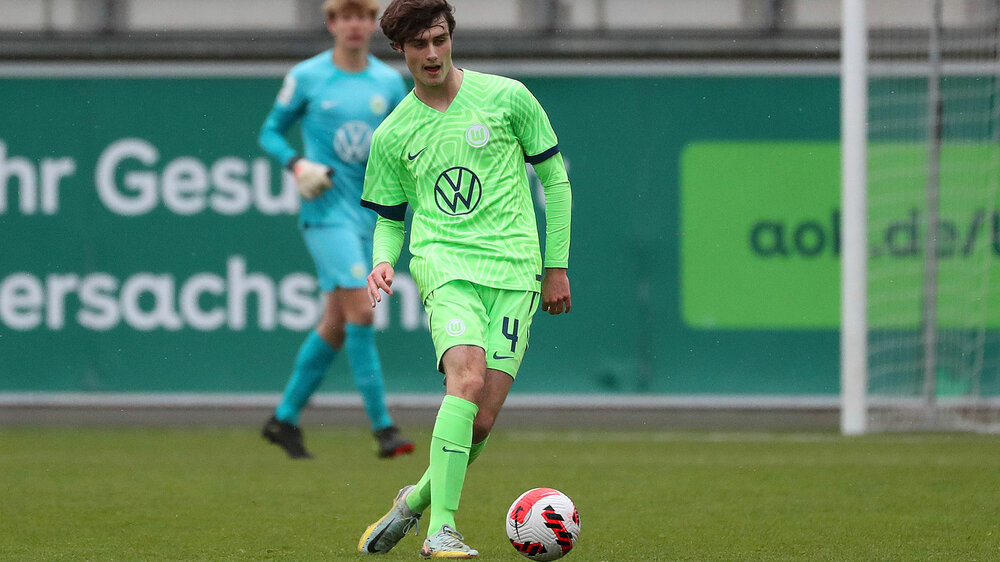 Leo Klipphahn von der U17 des VfL Wolfsburg führt den Ball.