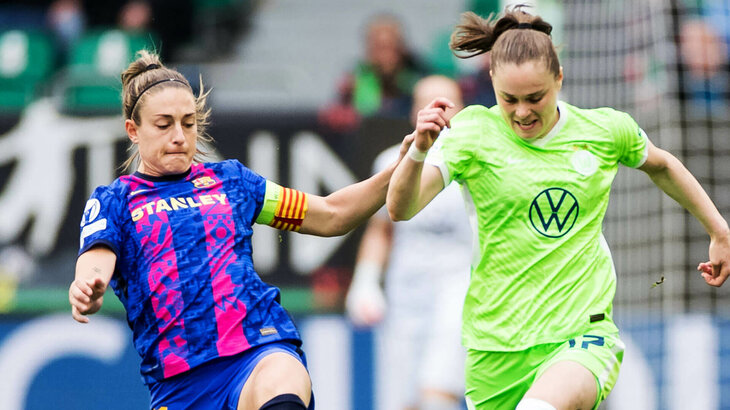 Die VfL-Wolfsburg-Spielerin Ewa Pajor im Zweikampf mit Alexia Putellas.