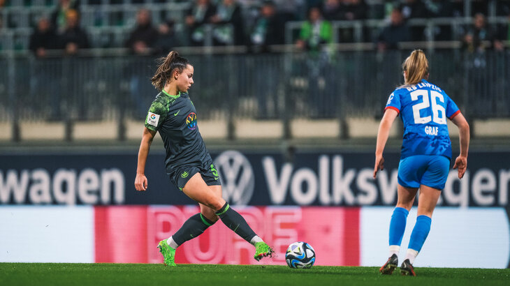 VfL-Wolfsburg-Spielerin Lena Oberdorf spielt einen Pass.