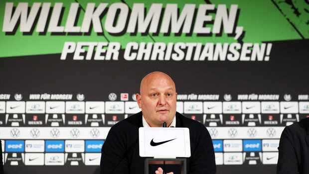 VfL-Wolfsburg-Geschäftsführer Peter Christiansen sitzt auf der Pressetribüne des Vereins.