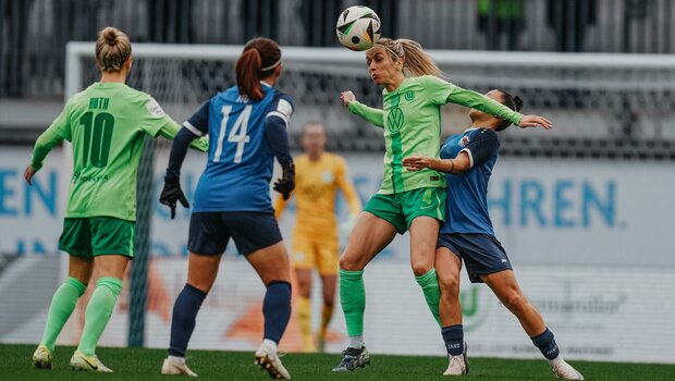 Die VfL-Wolfsburg-Spielerin Kathrin Hendrich mit Ball am Kopf.