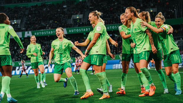 Die Frauen des VfL Wolfsburg jubeln auf dem Spielfeld in der Volkswagen Arena.