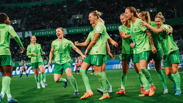 Die Frauen des VfL Wolfsburg jubeln auf dem Spielfeld in der Volkswagen Arena.