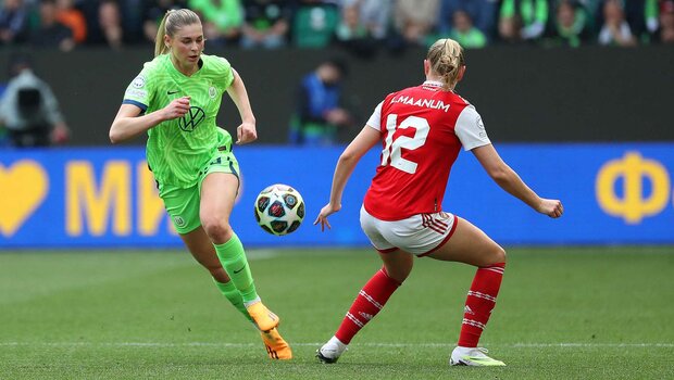 VfL-Wolfsburg-Spielerin Jule Brand am Ball im UWCL Spiel gegen Arsenal.