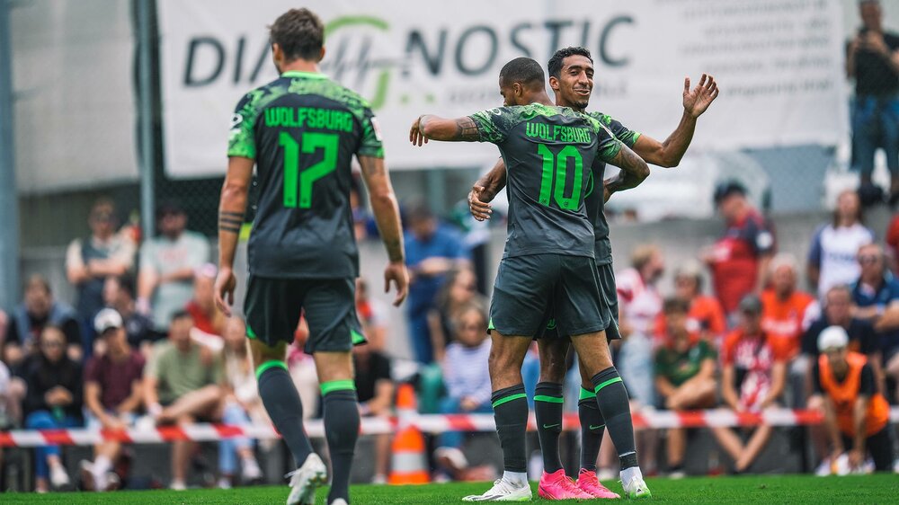 Die Spieler des VfL Wolfsburg bejubeln ihren Treffer im Testspiel gegen SC Freiburg.