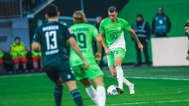 VfL-Wolfsburg-Spieler Cedric Zesinger bereitet im Spiel eine AKtion vor.