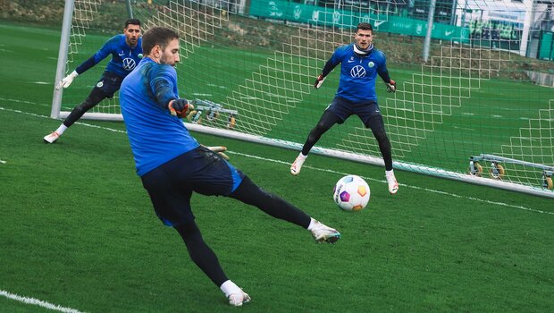 Die VfL-Wolfsburg-Torhüter Koen Casteels, Niklas Klinger und Pavao Pervan im Torwarttraining.