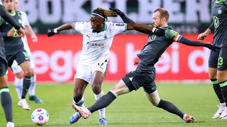Wolfsburg-Spieler Maximilian Arnold im Zweikampf um den Ball mit einem Gegner aus Mönchengladbach.