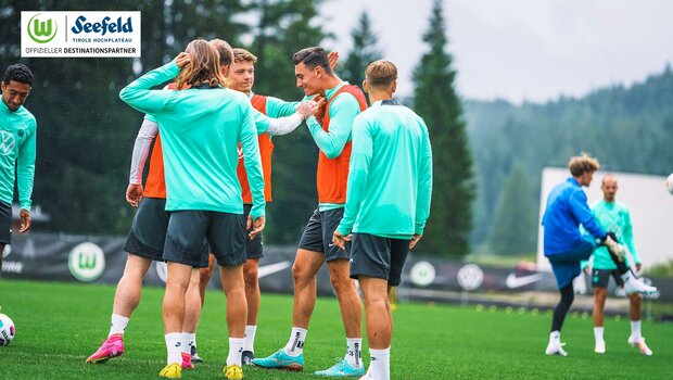 Die Spieler des VfL Wolfsburg machen Faxen beim Training.