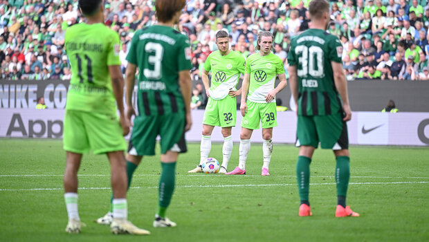Die VfL-Wolfsburg-Spieler Svanberg und Wimmer stehen beim Freistoß am Ball.