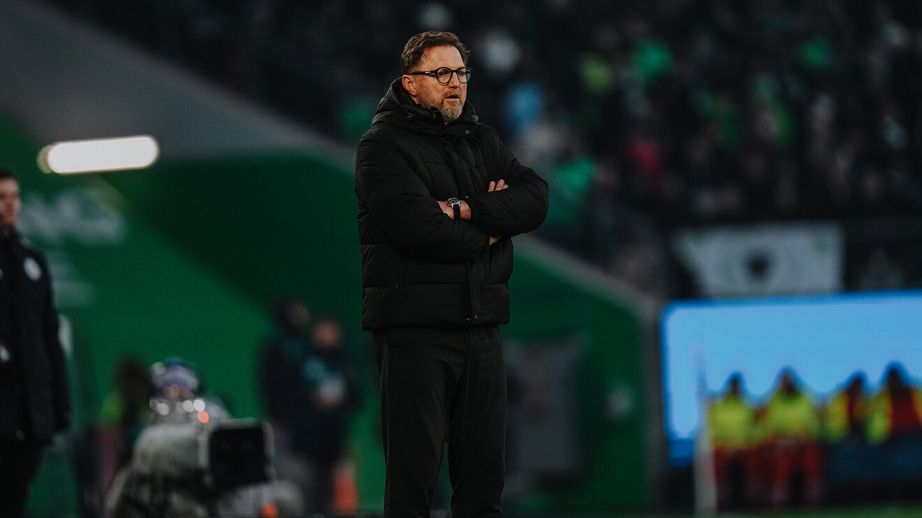 VfL-Wolfsburg-Trainer Ralph Hasenhüttl steht am Spielfeldrand.