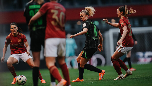 VfL-Wolfsburg-Spielerin Lena Lattwein im Zweikampf.