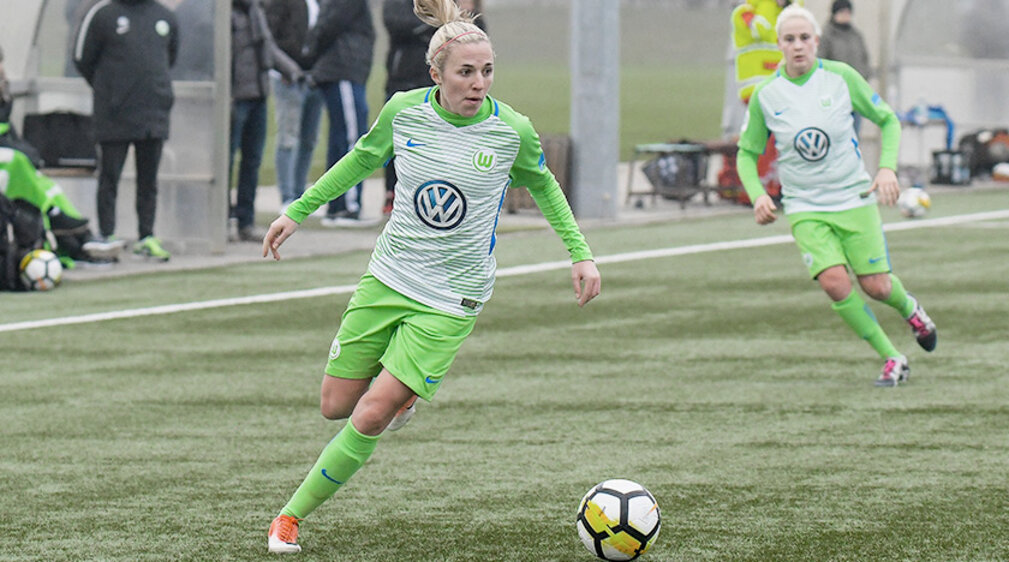 Franziska Fiebig von der U23 der VfL Wolfsburg Frauen spielt den Ball. 