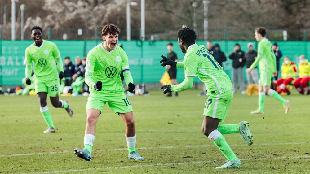 Die U 19 Junioren des VfL Wolfsburg jubeln gemeinsam. 