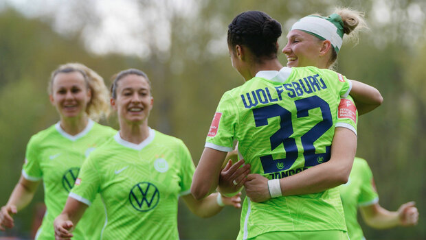 Die VfL-Wolfsburg-Spielerinnen Sveindis Jonsdottir und Alex Popp jubeln nach einem Tor.