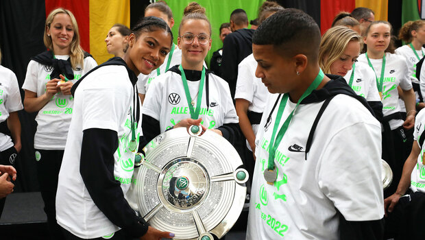 Die VfL Spielerinnen Sveindis Jonsdottir, Lynn Wilms und Shanice van de Sanden mit der Deutscher-Meister-Schale in den Händen.