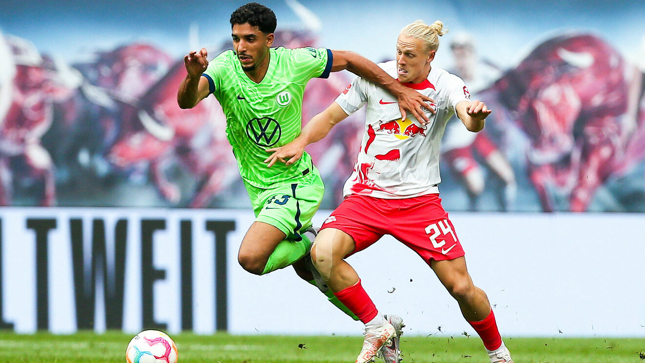 VfL-Wolfsburg-Spieler Omar Marmoush im Zweikampf mit einem Gegenspieler des RB Leipzig.