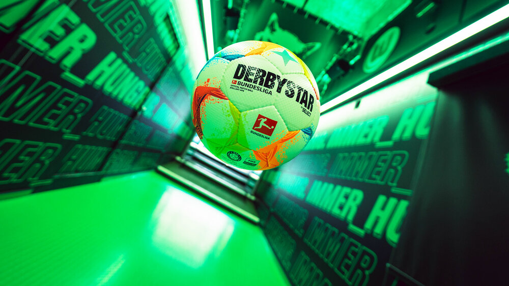 Spielball im Spielertunnel des VfL-Wolfsburg.