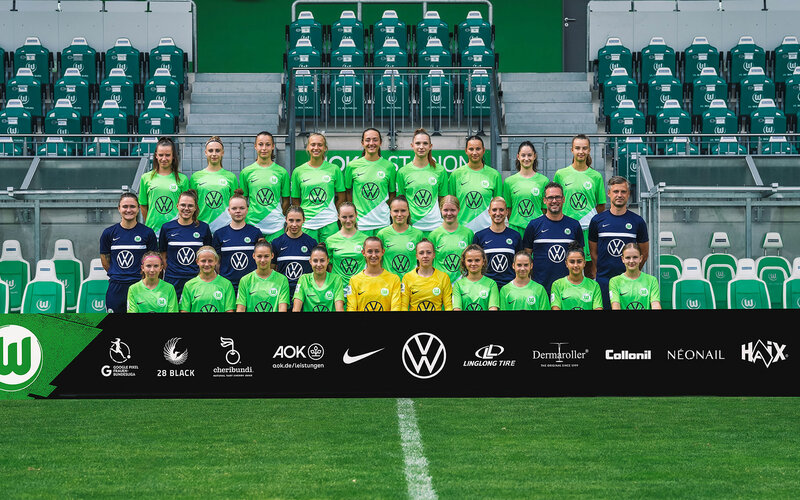 Die U17-Juniorinnen des VfL Wolfsburg stellen sich für ein Gruppenfoto auf.