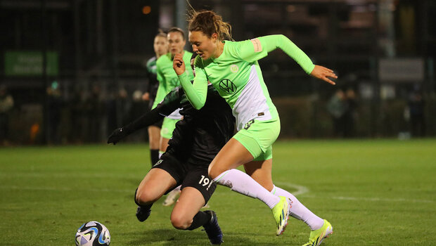 Fenna Kalma aus der Frauenmannschaft vom VfL Wolfsburg läuft im Testspiel gegen Hannover an ihrer Gegnerin vorbei.