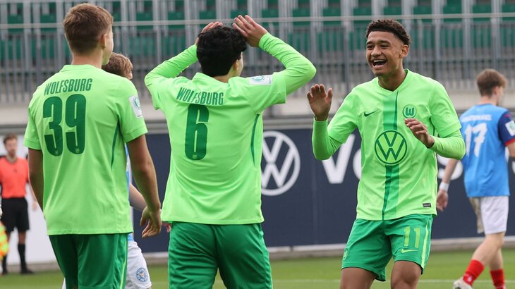 Spieler der Akademie des VfL Wolfsburg jubeln.