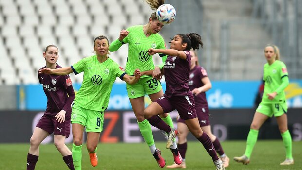 Spielerin des VfL-Wolfsburg springt hoch für einen Kopfball.
