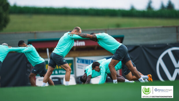 Die VfL-Wolfsburg-Spieler machen Übungen auf dem Trainingsplatz in Donaueschingen.