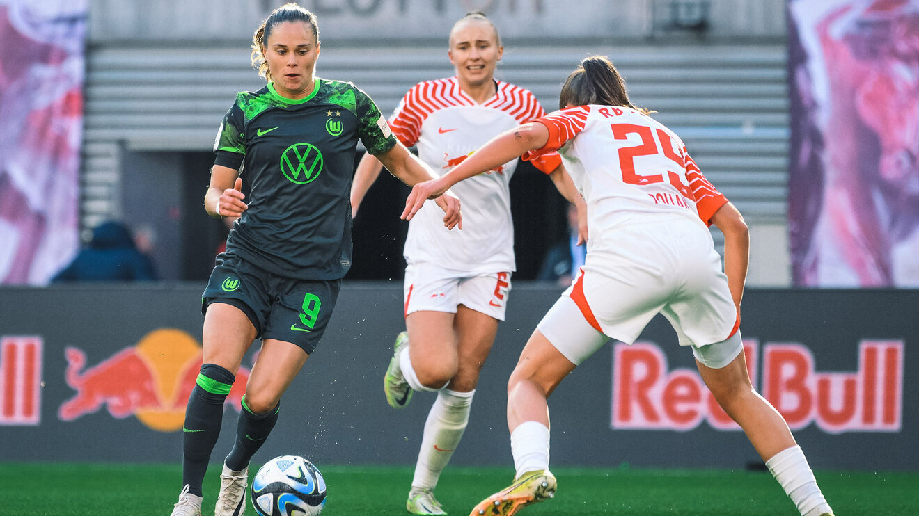 Die VfL-Wolfsburg-Spielerin Ewa Pajor läuft neben dem Ball an ihrer Gegnerin aus Leipzig vorbei.