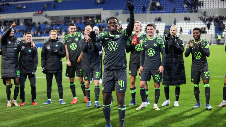 Der VfL-Wolfsburg-Spieler Amoako feiert mit den Fans.