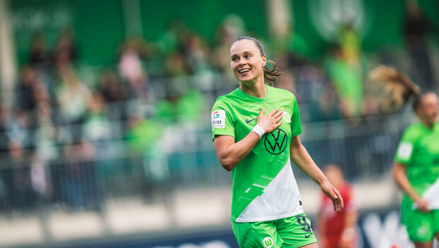 Die VfL-Wolfsburg-Spielerin Ewa Pajor hält beim Jubel ihre Hand auf dem Logo.