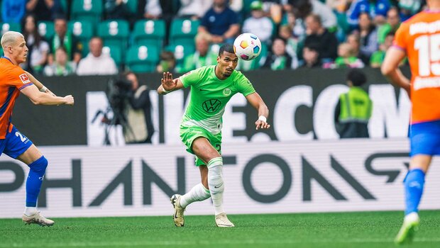 VfL-Wolfsburg-Spieler Moritz Jenz läuft hinter dem Ball her. 