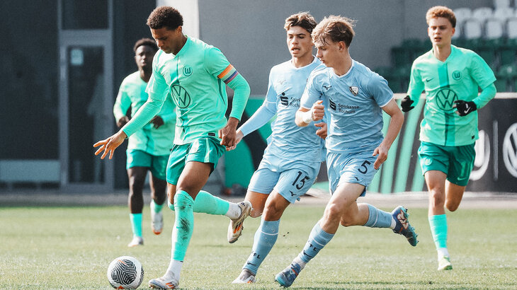 Der U17-VfL-Wolfsburg-Spieler Michael John läuft mit dem Ball.