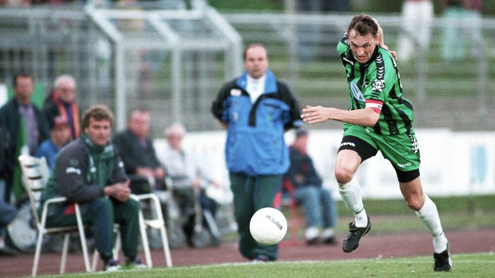 VfL Wolfsburg-Spieler Wollitz läuft mit dem Ball.