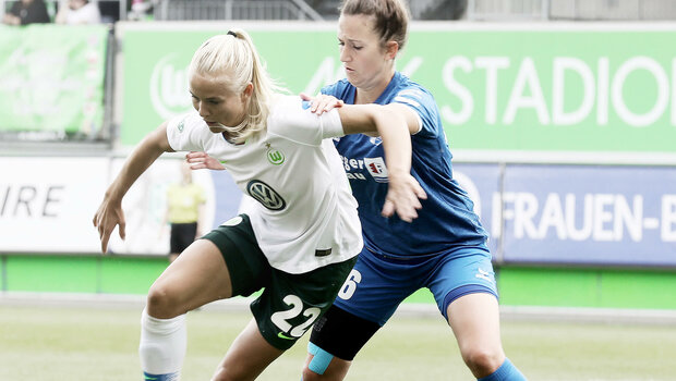 VfL Wolfsburg Spielerin Harder bei einem Zweikampf mit einer Gegenspielerin.