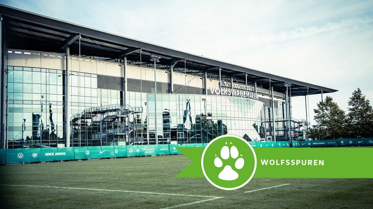 VfL Wolfsburg-Heimspielstätte Volkswagen Arena Frontansicht mit B-Trainingsplatz im Vordergrund.