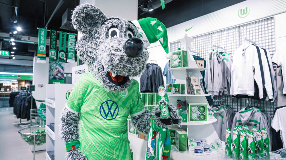 VfL Wolfsburg Maskottchen Wölfi besucht einen VfL-Fanshop.